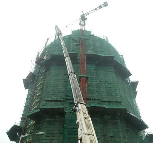 江源吊车在工地上作业